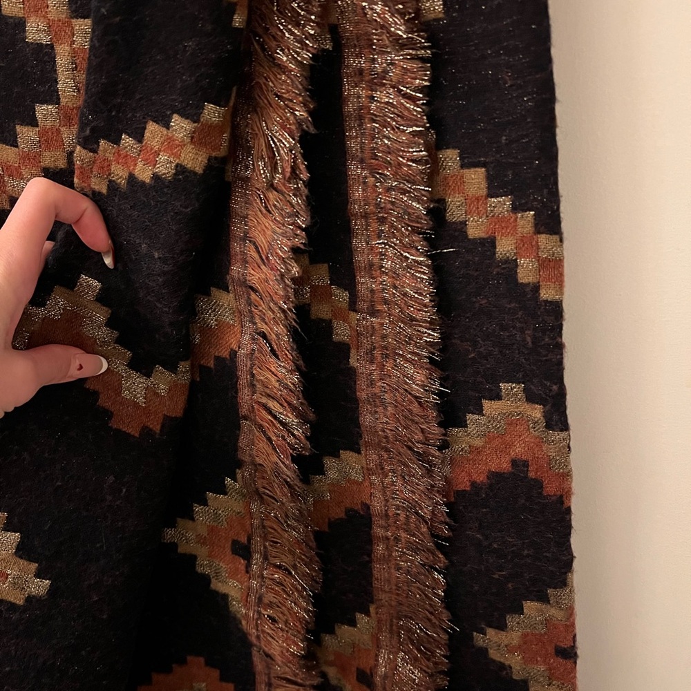 Geometric Patterned Scarf - Picture 3 of 6